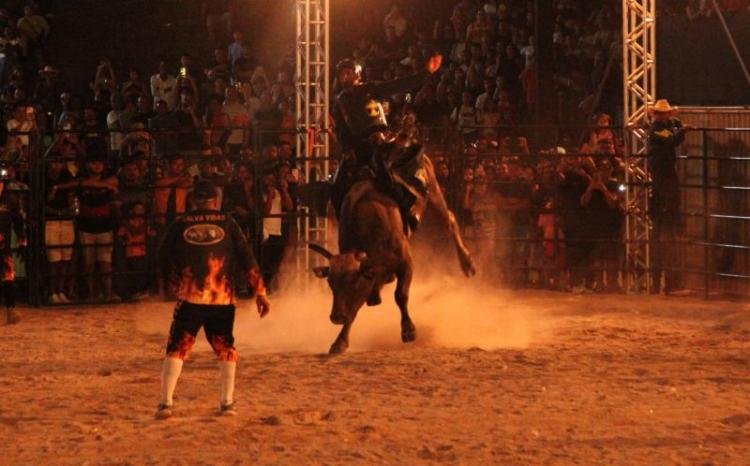 Segura peão! 15 montarias marcam abertura da etapa nacional do rodeio da 53ª Expofeira do Amapá