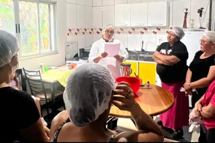 Governo do Amapá realiza oficina de produção de mini panetone para mulheres atendidas pelo Cram em Oiapoque