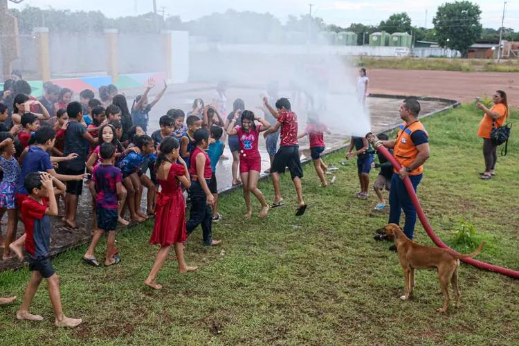 Crianças do Residencial Miracema recebem atividades de férias socioambientais e banho ao ar livre promovido pelo Governo do Amapá