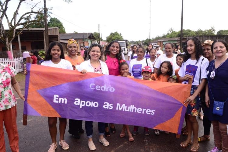 GEA fortalece políticas para mulheres com marcha contra o feminicídio em Tartarugalzinho