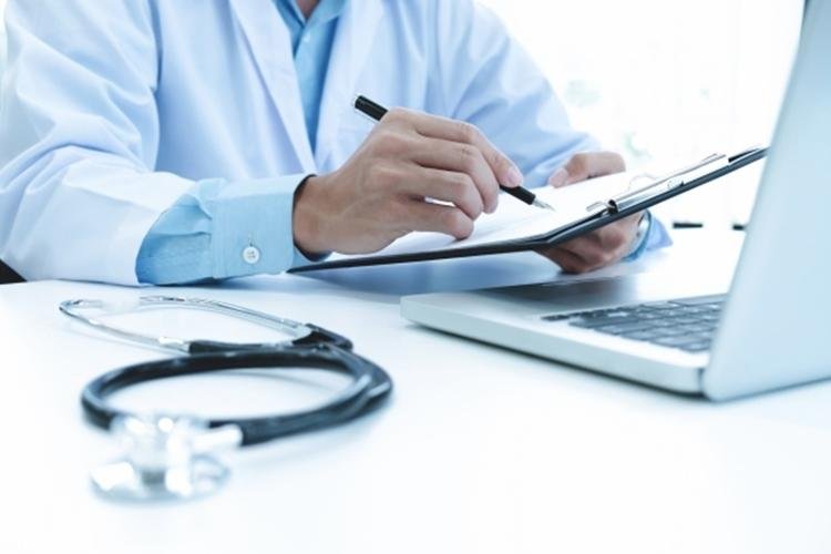 Instituições brasileiras se unem para oferecer consultas gratuitas de telemedicina a pessoas em situação de vulnerabilidade social
