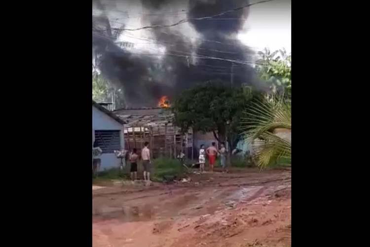 Incêndio destrói casa de madeira em Santana; ninguém ficou ferido