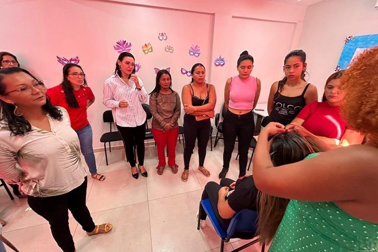 Oficina de Tranças de Carnaval: Empoderamento e geração de renda, em Santana