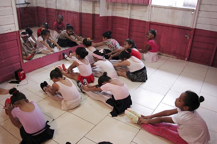 Projeto leva aulas de ballet para crianças do Residencial São José