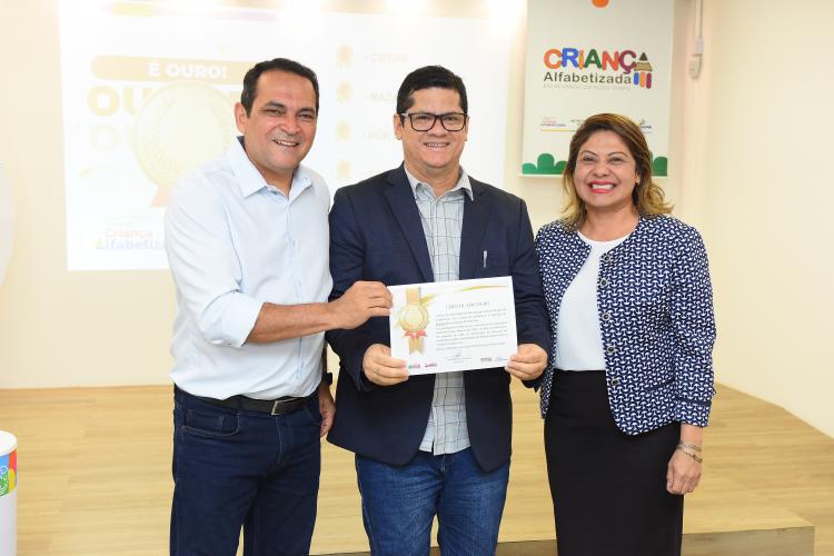 Santana recebe reconhecimento estadual por conquistar o Selo Ouro em alfabetização