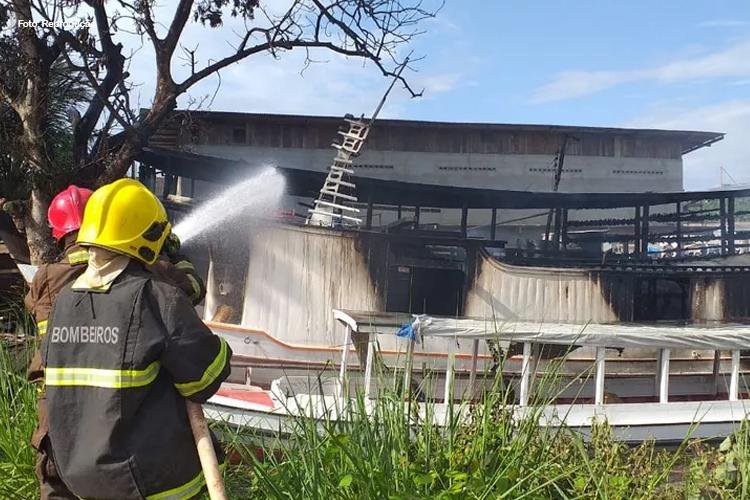 Barco explode no Rio Amazonas e fogo atinge outras 4 embarcações, no Amapá