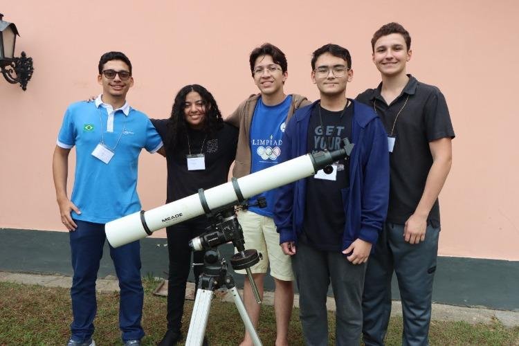 Cinco estudantes representam o Brasil na Olimpíada Internacional de Astronomia e Astrofísica no Vietnã