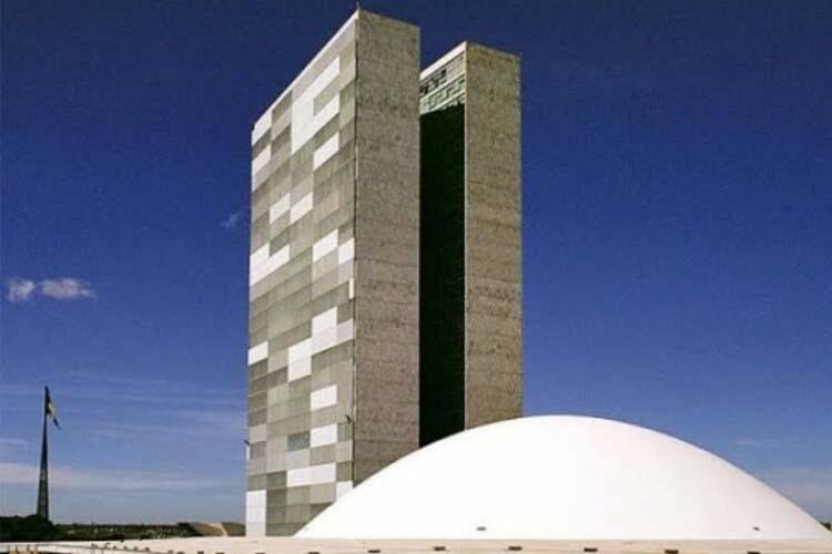 Bolsonaro sanciona lei que impede corte de serviços públicos nos finais de semana e feriados