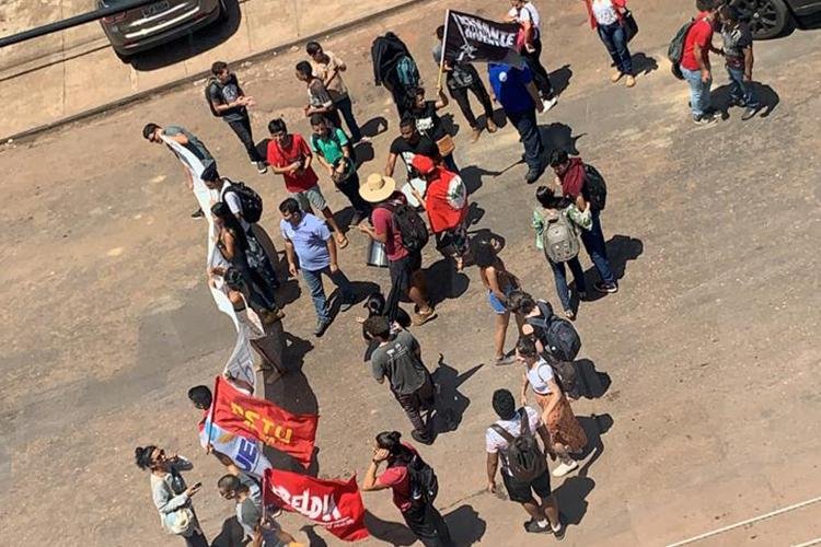 Militantes de partidos políticos tentam ocupar a sede do Setap e são contidos pela polícia