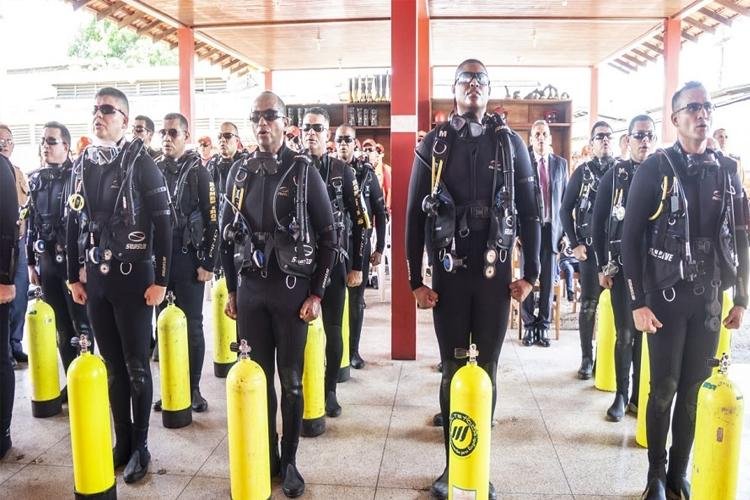 Ao completarem dez anos de atividades, mergulhadores dos Bombeiros são homenageados