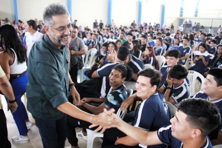 "Estamos devolvendo à comunidade um ensino de qualidade", diz governador Clécio Luís ao entregar mais uma escola em Oiapoque