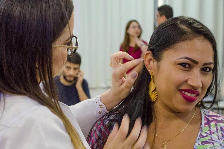 ‘Vai melhorar minha vida’, diz uma das 20 pacientes do Creap que recebeu aparelho auditivo