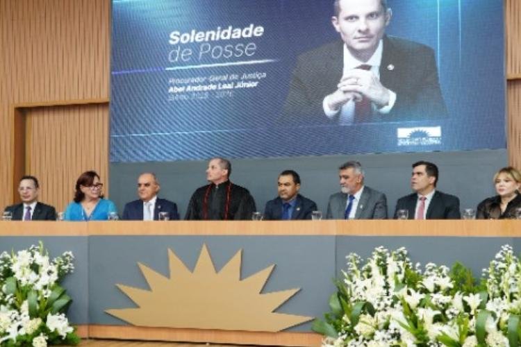 Procuradora do MP-AP e conselheira nacional prestigia posse do PGJ de Tocantins