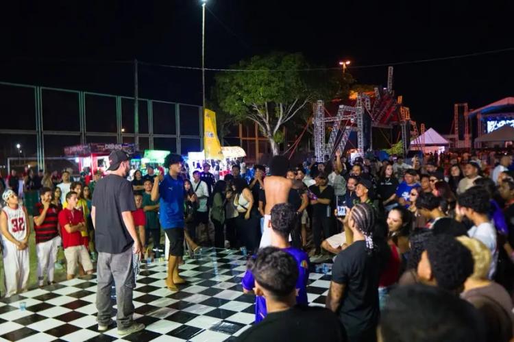 'O que ele defende, principalmente a pauta antirracista, que eu acho muito importante', diz fã durante show de Djonga no Festival da Juventude