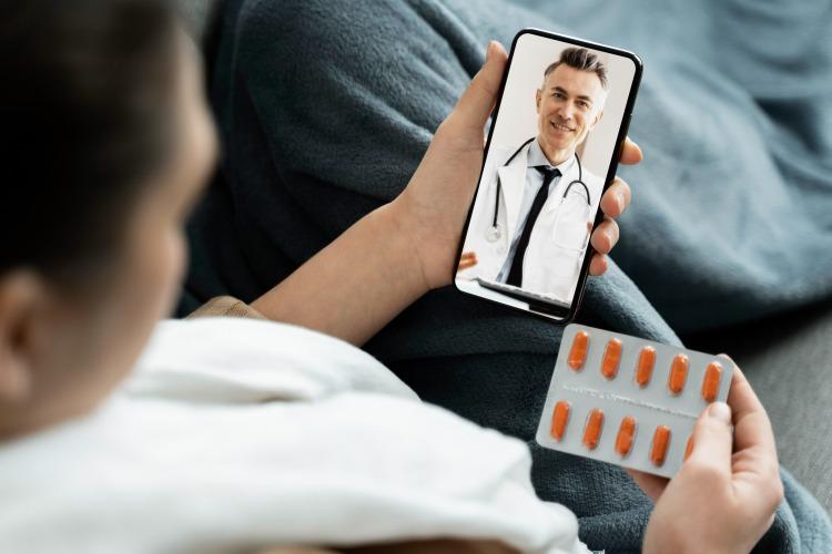 Mecanismos de busca lideram intenção de agendamento médico, enquanto redes sociais consolidam papel de descoberta em 2026