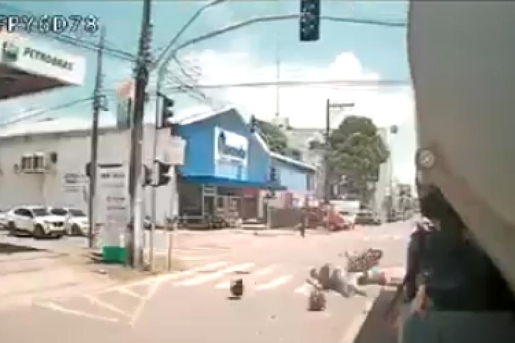 Acidente fatal em Macapá: passageira morre em colisão entre motocicleta e caminhão no bairro Santa Rita