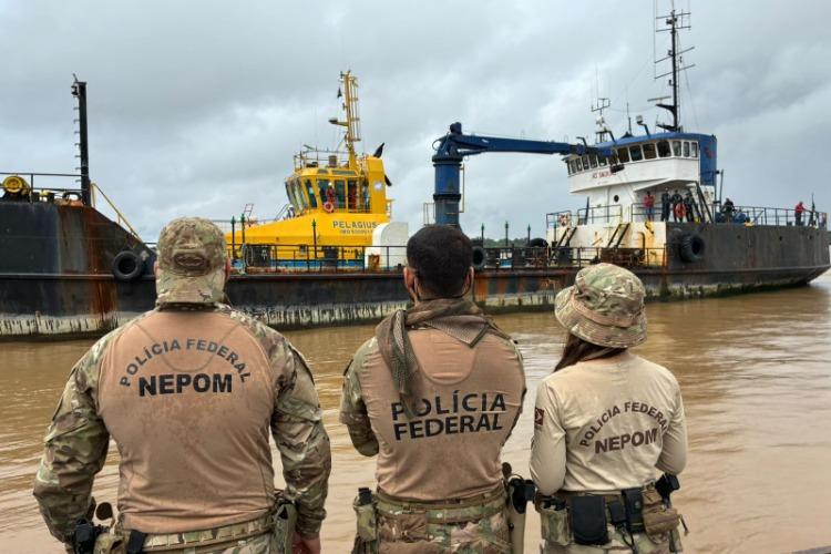 PF fiscaliza navio à deriva no Amapá