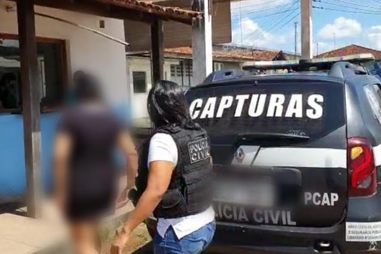 MULHER ACUSADA DE TORTURAR CRIANÇA AUTISTA É PRESA PELA POLÍCIA