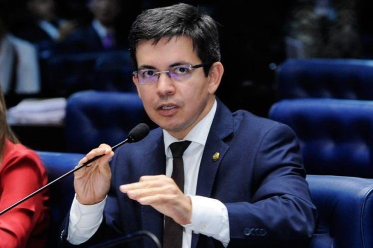 Projeto de Randolfe assegura mais recursos para o SUS