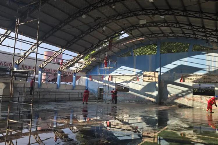 Governador Clécio Luís acompanha demolição de estrutura para construção do novo Ginásio Paulo Conrado, em Macapá