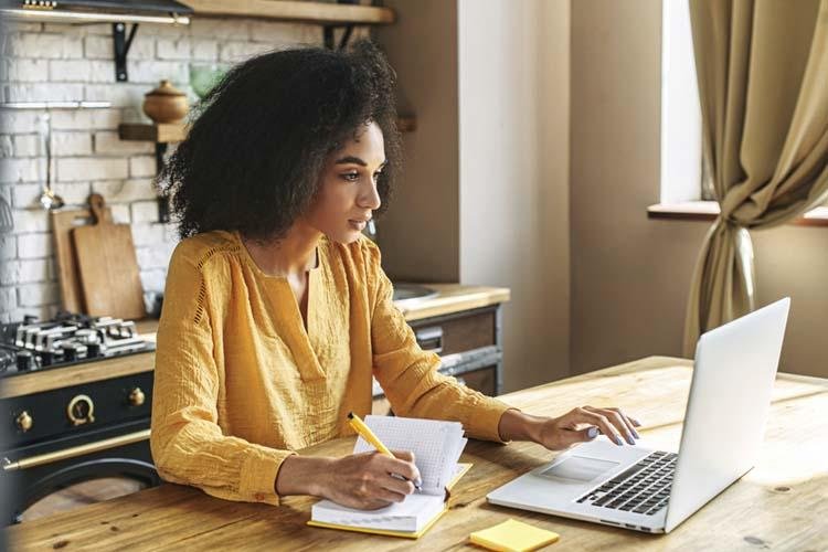 Curso online e gratuito sobre educação financeira está com inscrições abertas 