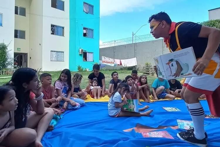 Contação de histórias, brincadeiras e distribuição de doces alegram crianças do Residencial Vila dos Oliveiras em ação do Governo do Amapá