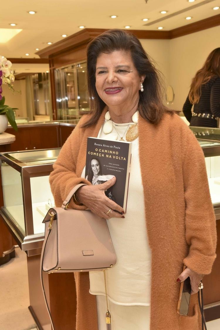 Luiza Helena Trajano e João Armentano prestigiam o lançamento do livro da empresária Renata de Paula - O caminho começa na Volta