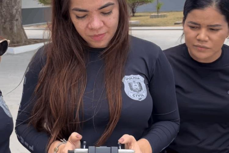 Policiais civis recebem instruções de pilotagem de drone