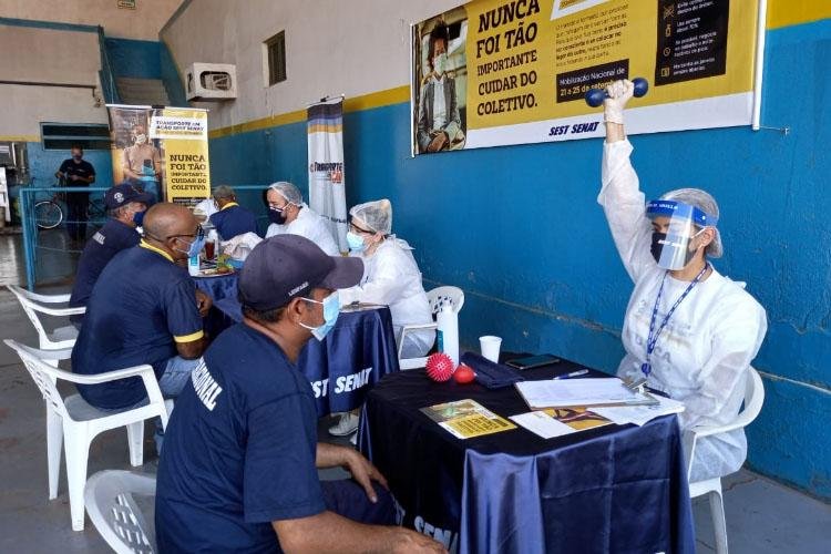 Trabalhadores do transporte coletivo recebem ação de saúde durante a Semana do Trânsito