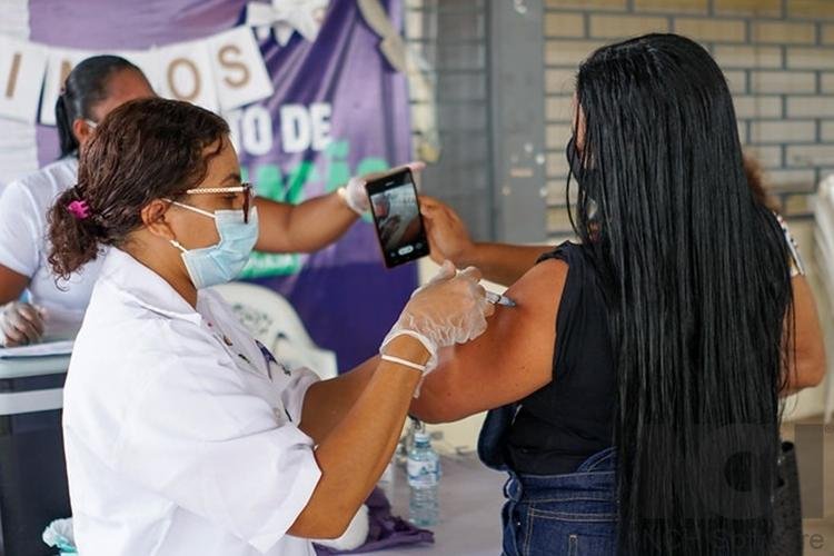 Repescagem da vacina contra Covid-19 atende pessoas com 20 anos + nesta sexta-feira (13); confira os demais públicos