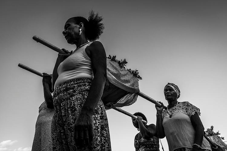 Dia Mundial da Fotografia: fotógrafo retrata cotidiano das mulheres do Quilombo Kaonge