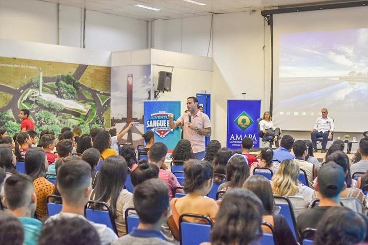 Mais de 500 jovens recebem orientações sobre a importância de doar sangue
