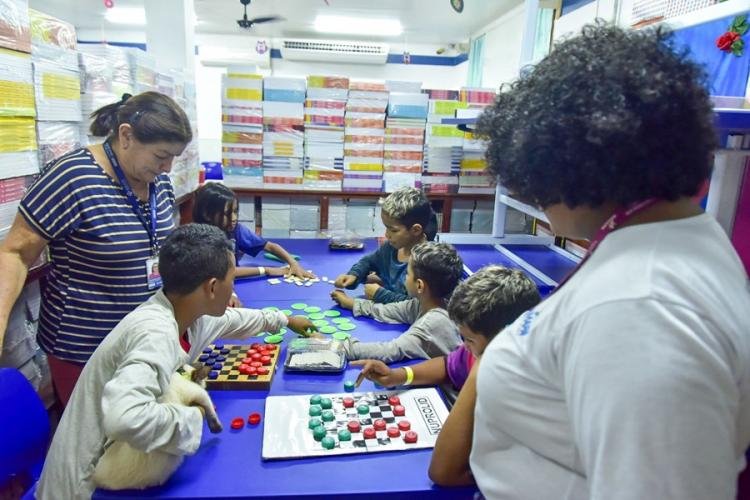 Brinquedoteca e cinemateca do centro de acolhimento ajudam a amenizar impactos dos alagamentos nas crianças