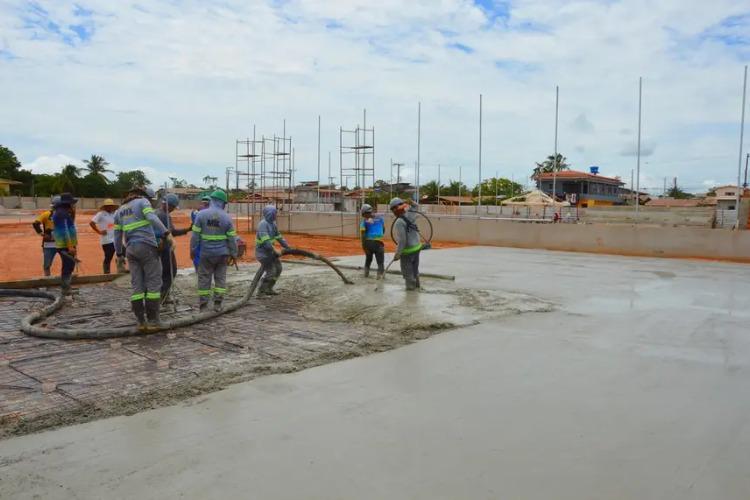 Governo do Amapá avança na urbanização da Orla do Aturiá, em Macapá, com a concretagem de quadra Poliesportiva