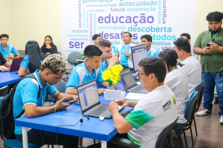 Estudantes do ensino médio recebem orientações para se inscreverem no Enem 2024
