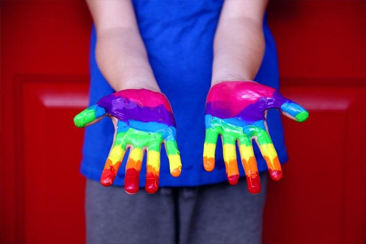 Discriminação agrava impactos da pandemia sobre a população LGBTQIA+, afirma especialista em Psicologia 