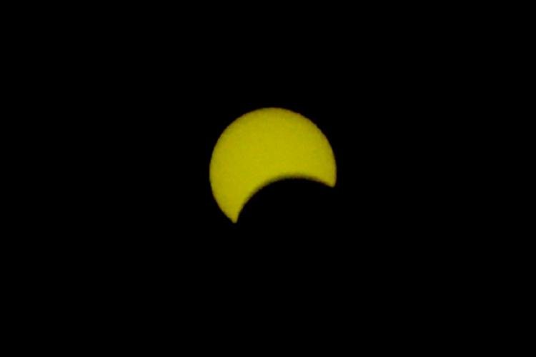 Amantes da astronomia se reúnem no monumento Marco Zero para observar o Eclipse Solar Anular