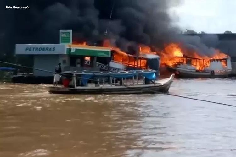 Barco explode no Rio Amazonas e fogo atinge outras 4 embarcações, no Amapá
