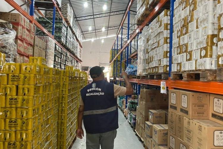 Procon Amapá finaliza 3ª etapa da operação "Fim de Ano" com fiscalização em distribuidoras de bebidas, em Macapá e Santana
