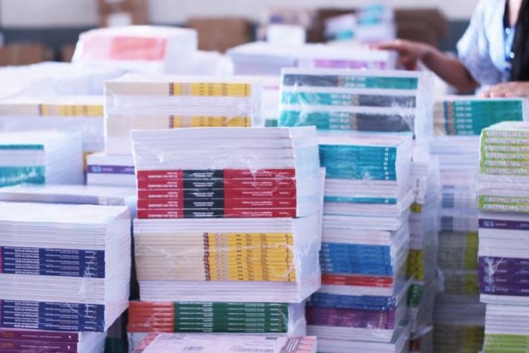 83 mil livros didáticos serão entregues a mais de 160 escolas rurais no AP