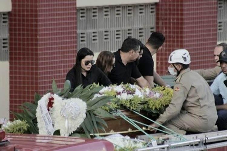 Marília Mendonça é sepultada sob forte comoção em Goiânia