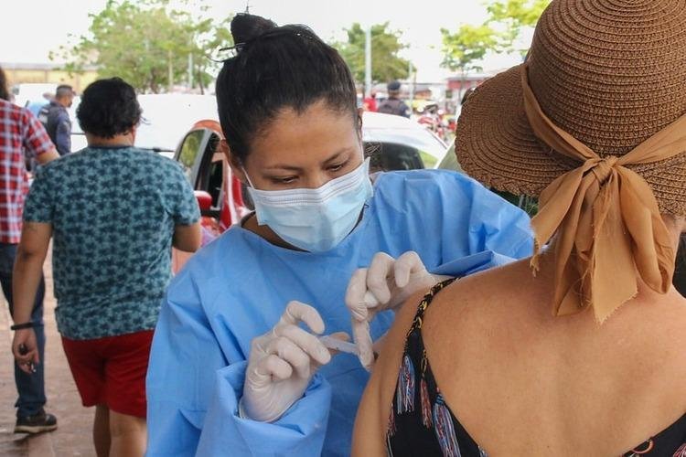 COVID-19: SEMSA VACINARÁ PESSOAS DE 49 ANOS NASCIDAS ENTRE JULHO E DEZEMBRO NESTA TERÇA-FEIRA (15)