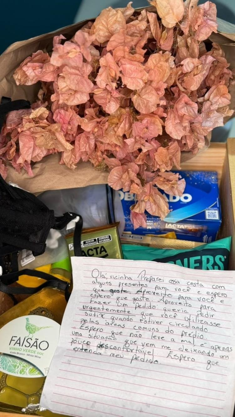 Influenciadora exibe cesta de café da manhã com sutiã e pedido inusitado de vizinha: "Use sutiã nas áreas comuns do prédio"