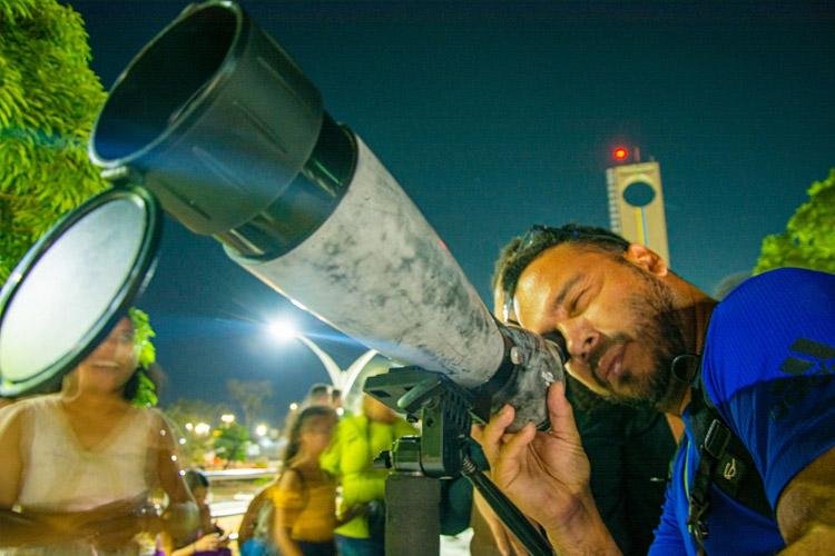 Observando o Eclipse Solar Anular no Marco Zero do Equador no Amapá