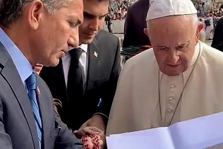 Waldez entrega Declaração da Pan-Amazônia ao Papa Francisco, no Vaticano