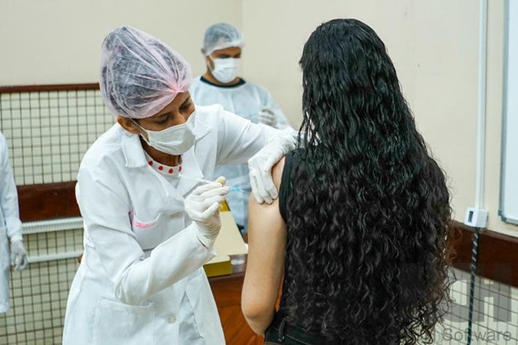 Adolescentes de 14 anos nascidos entre setembro e dezembro são vacinados nesta sexta-feira 