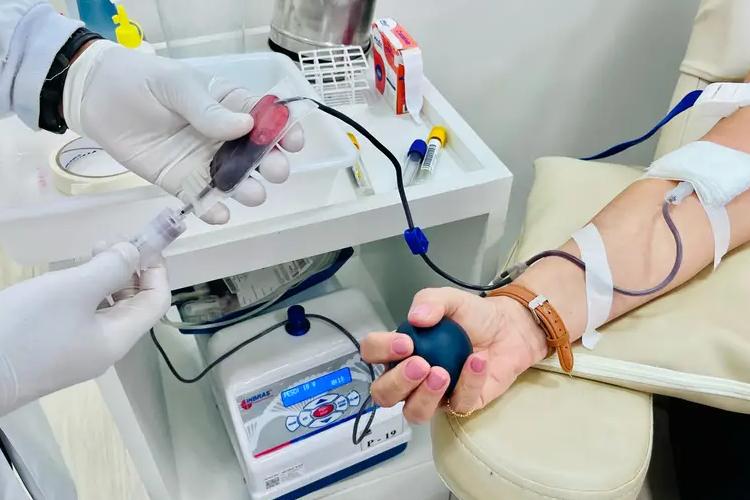 Governo do Amapá leva carreta do Hemoap para estacionamento do Hospital Universitário e reforça doação no período de férias