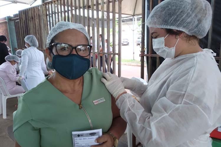 Profissionais da saúde da rede privada recebem 1ª dose da vacina em Santana