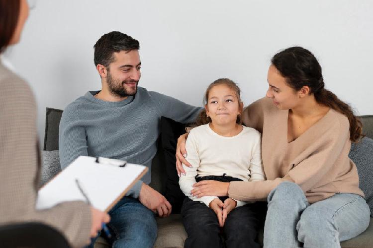 Para especialista, a efetividade do tratamento de crianças neurodivergentes passa, também, pelo cuidado e atenção à saúde mental dos pais