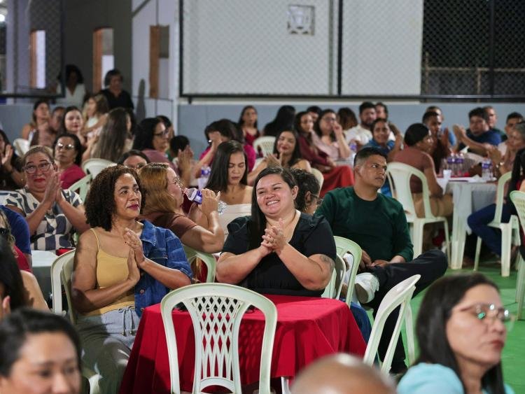 Prefeito Marcelo anuncia reajuste salarial e concurso público para a Educação durante evento comemorativo